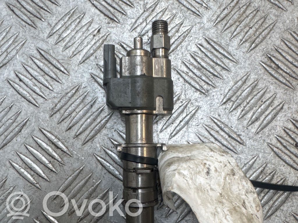 Fuel injector   7589048