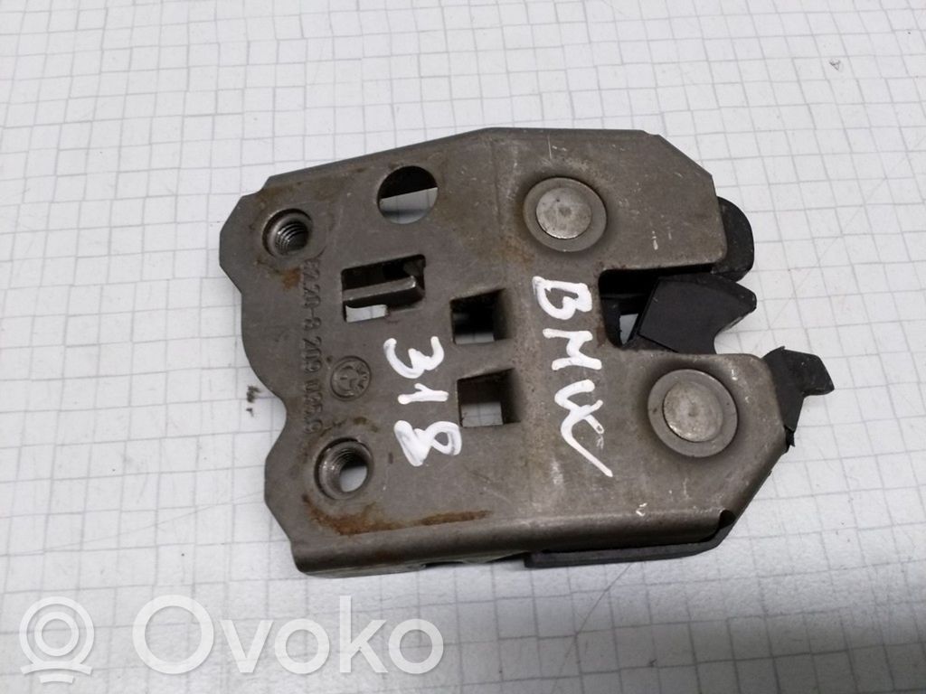 BMW 3 E46 Sedynės nugaros atramos spyna 