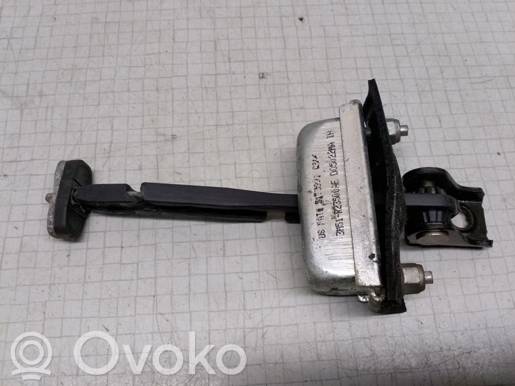 Ford Focus C-MAX Takaoven pidätin 