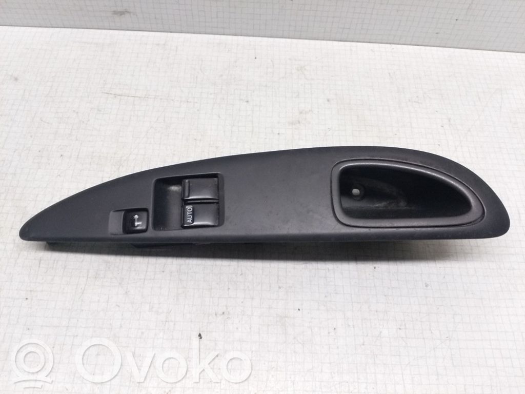 Nissan Primera Ramka przycisków otwierania szyby drzwi przednich 