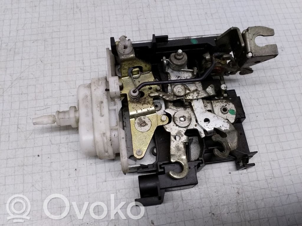 Audi A4 S4 B5 8D Priekinė durų spyna 
