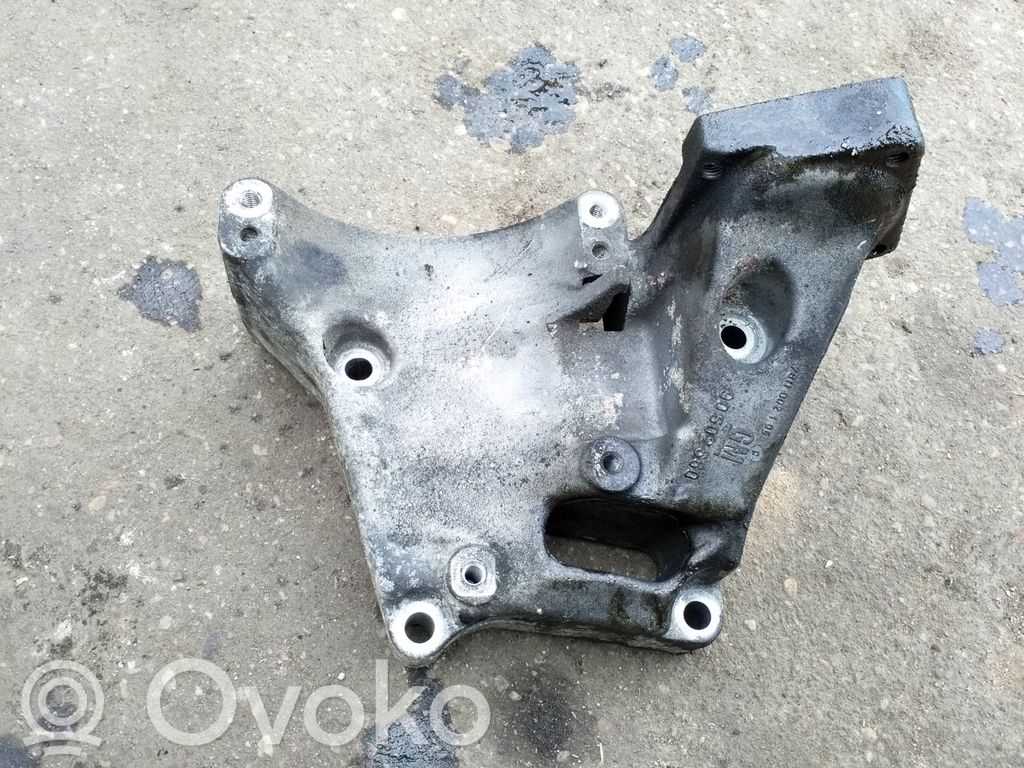 Opel Vectra B Ohjaustehostimen pumpun kannake 