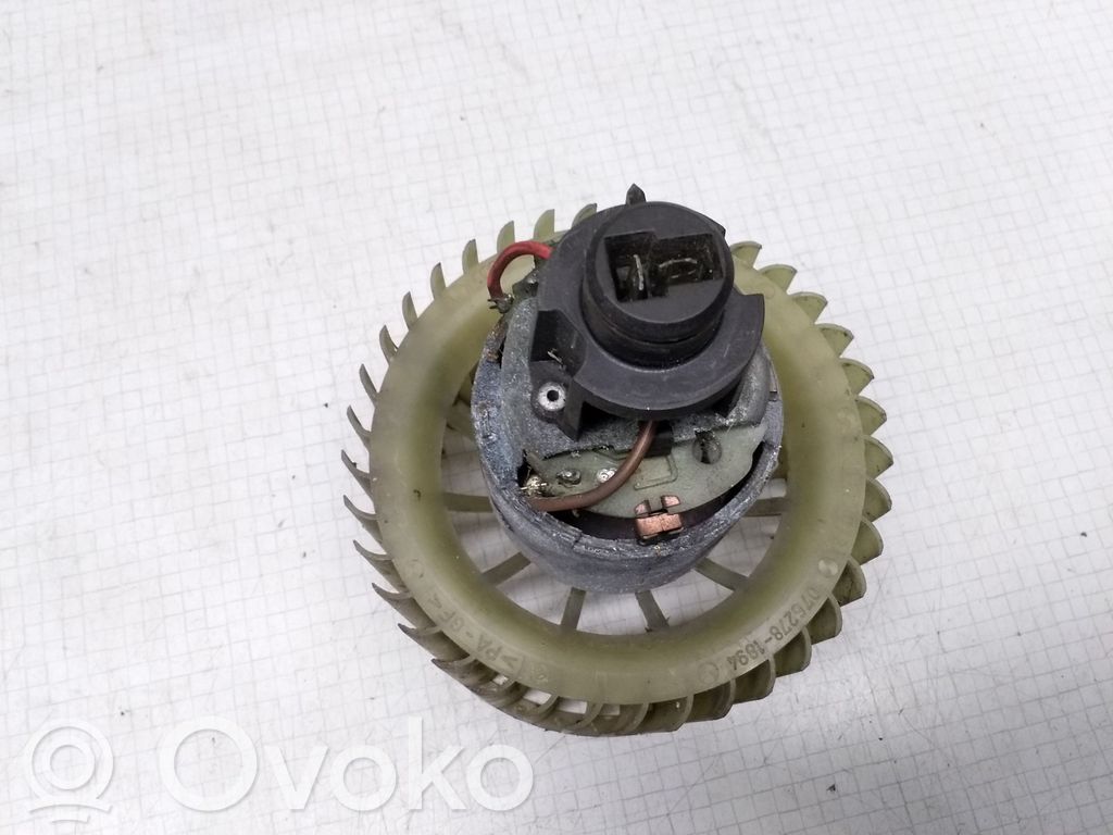 Audi 100 S4 C4 Lämmittimen puhallin 