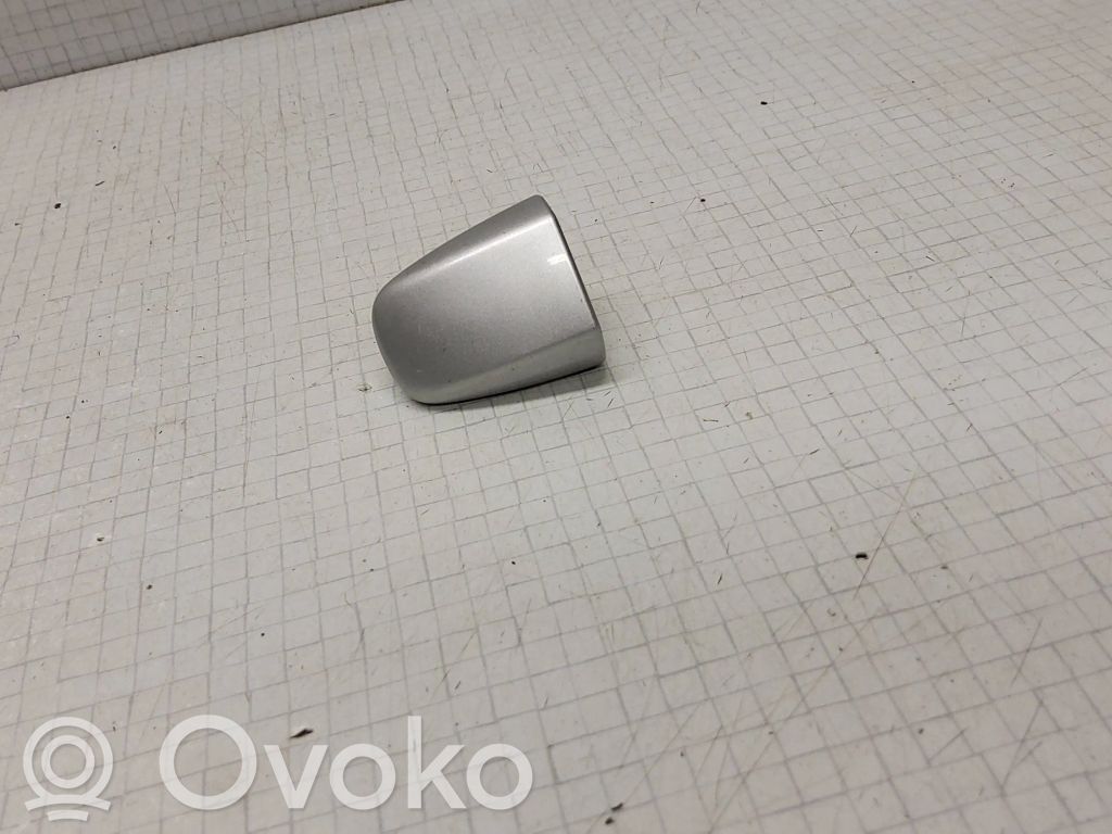 Toyota Verso Aizmugurē durvju roktura vāciņš 