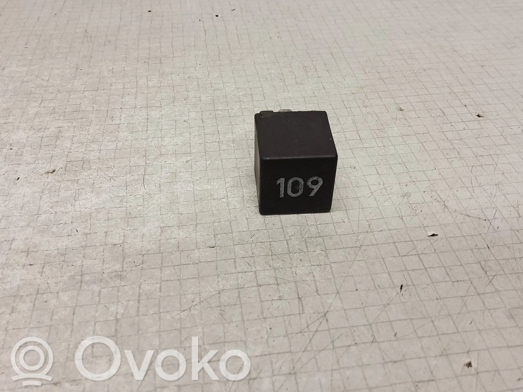 Volkswagen PASSAT B4 Other relay 