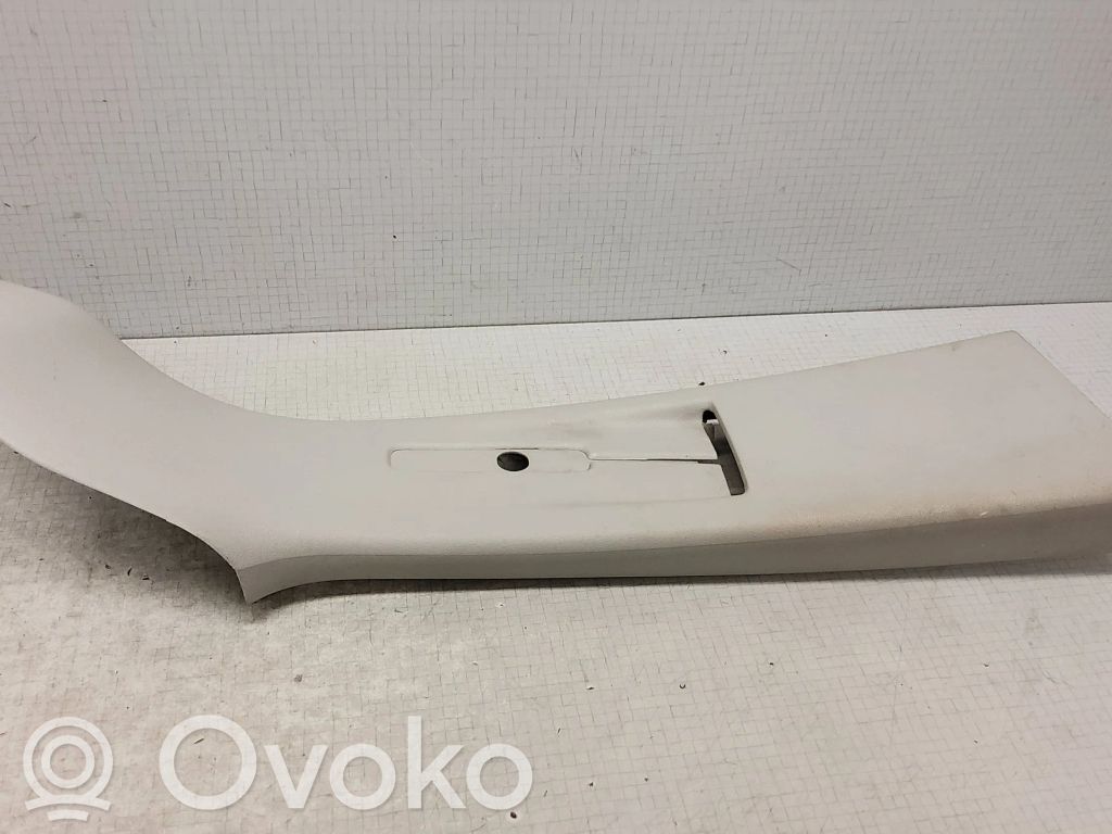 Osłona górna słupka / B   7H0867244A,7H0868411A,M100080589,200645200352