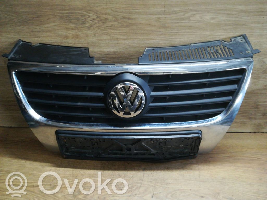 Volkswagen PASSAT B6 Maskownica / Grill / Atrapa górna chłodnicy 