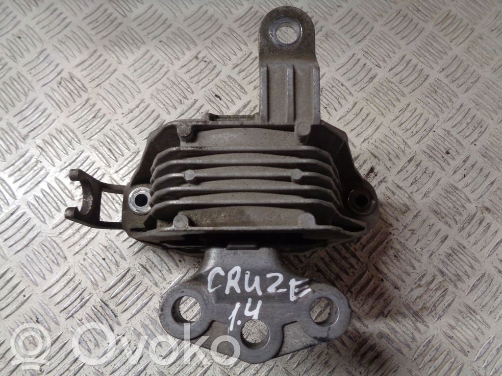 Chevrolet Cruze Engine mount bracket 