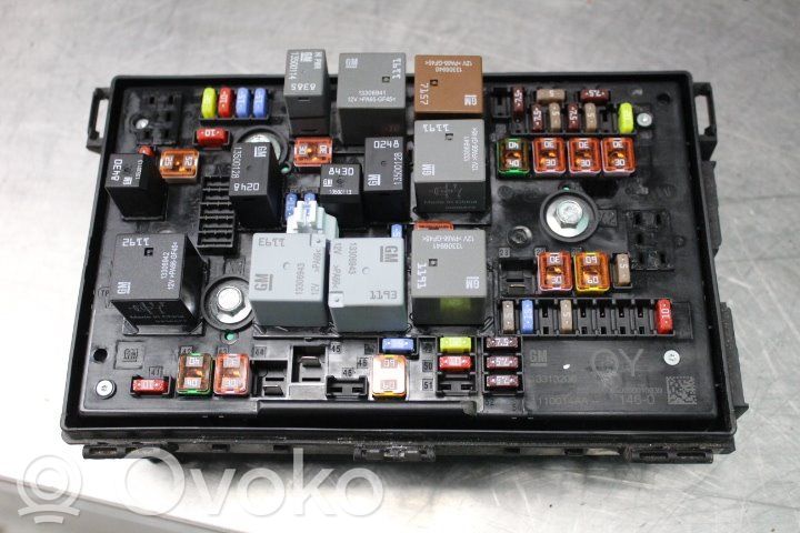 Opel Astra J Fuse module 
