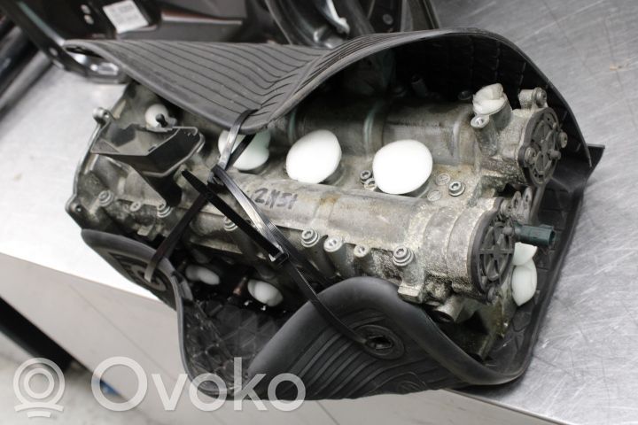 Volkswagen PASSAT B7 Głowica silnika 