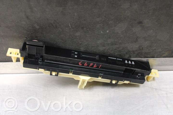 Toyota RAV 4 (XA40) Clock 