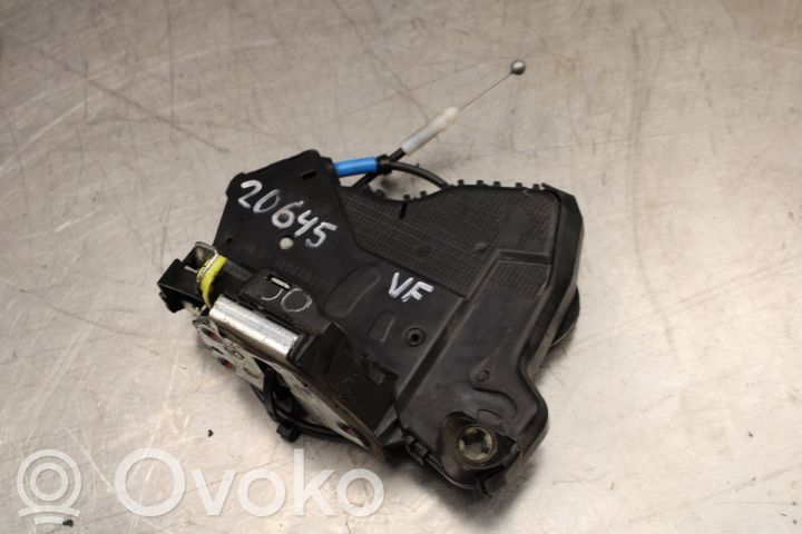 Toyota Auris E180 Priekšpusē slēdzene 