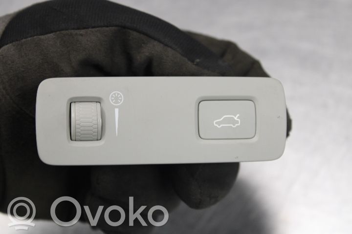 Tailgate/boot open switch button   P31481439