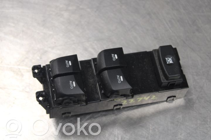Hyundai i30 Przyciski szyb 