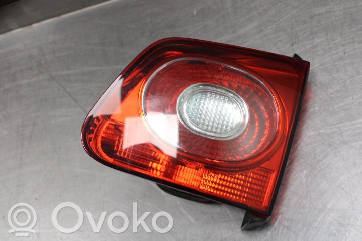 Volkswagen Tiguan Lampă spate în capacul portbagajului 