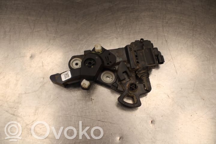 Loading door lock   2266856,20220110