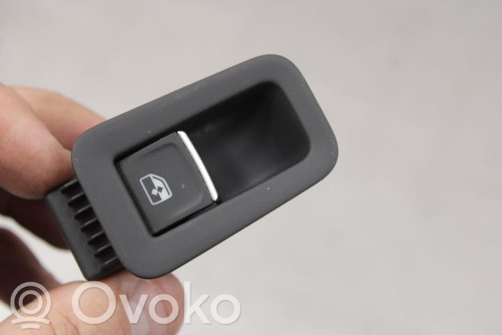 Volkswagen Golf VIII Przyciski szyb