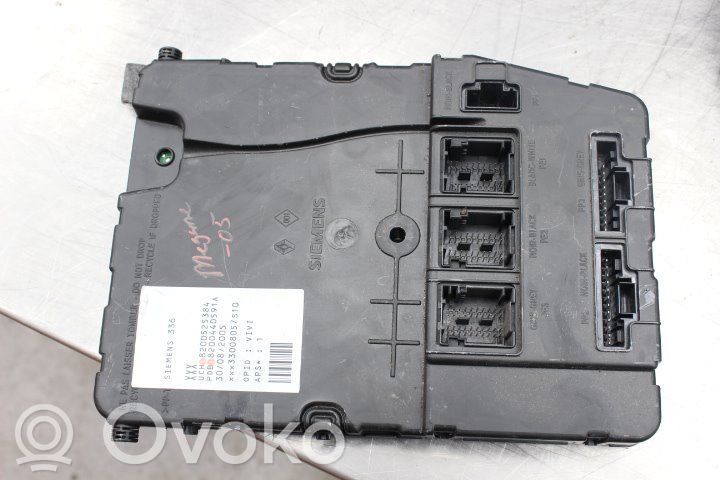 Ramka / Moduł bezpieczników   8200440591A,8200525384