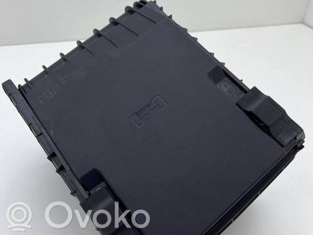 Volkswagen Golf VI Fuse module 