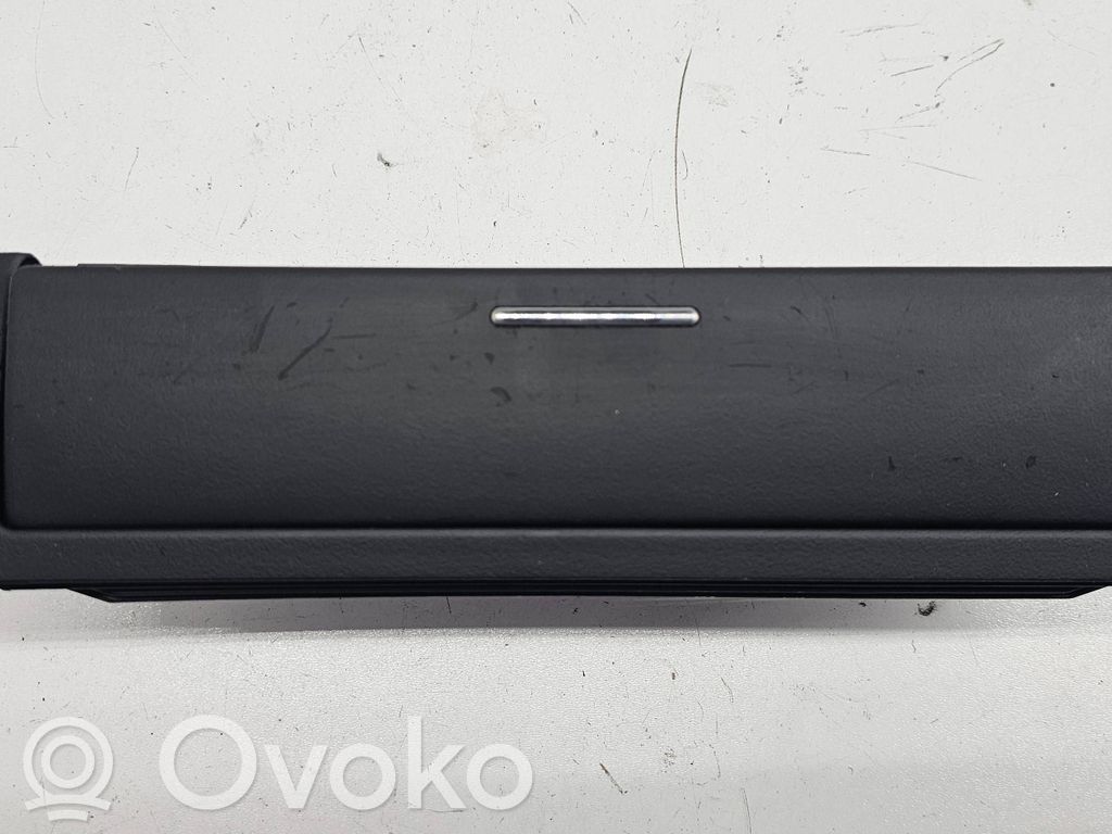 BMW 3 E46 Peleninė panelėje 