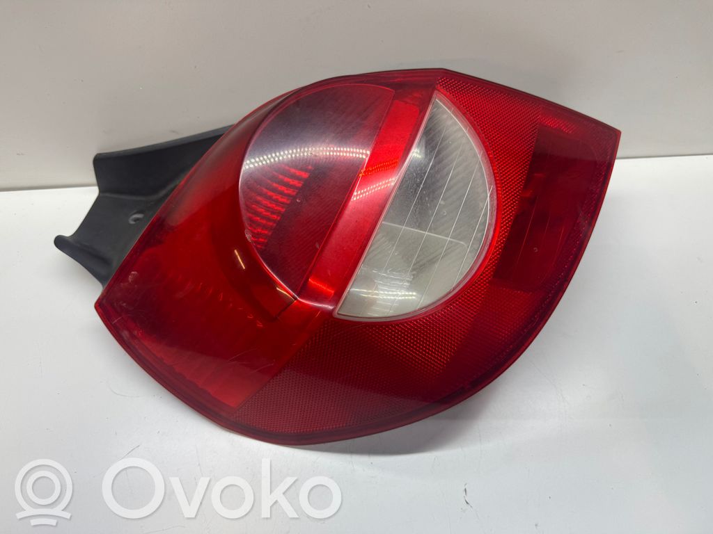 Renault Clio III Aizmugurējais lukturis virsbūvē 