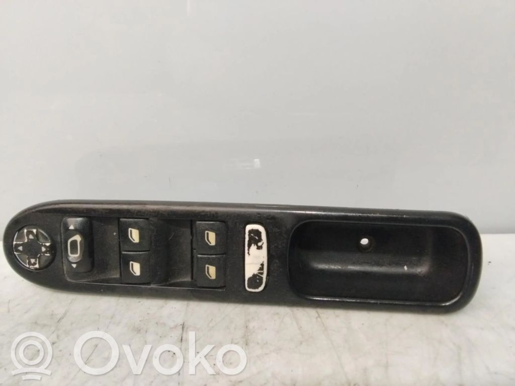 Peugeot 207 Electric window control switch 