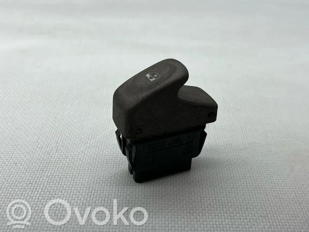 Renault Twingo I Electric window control switch 