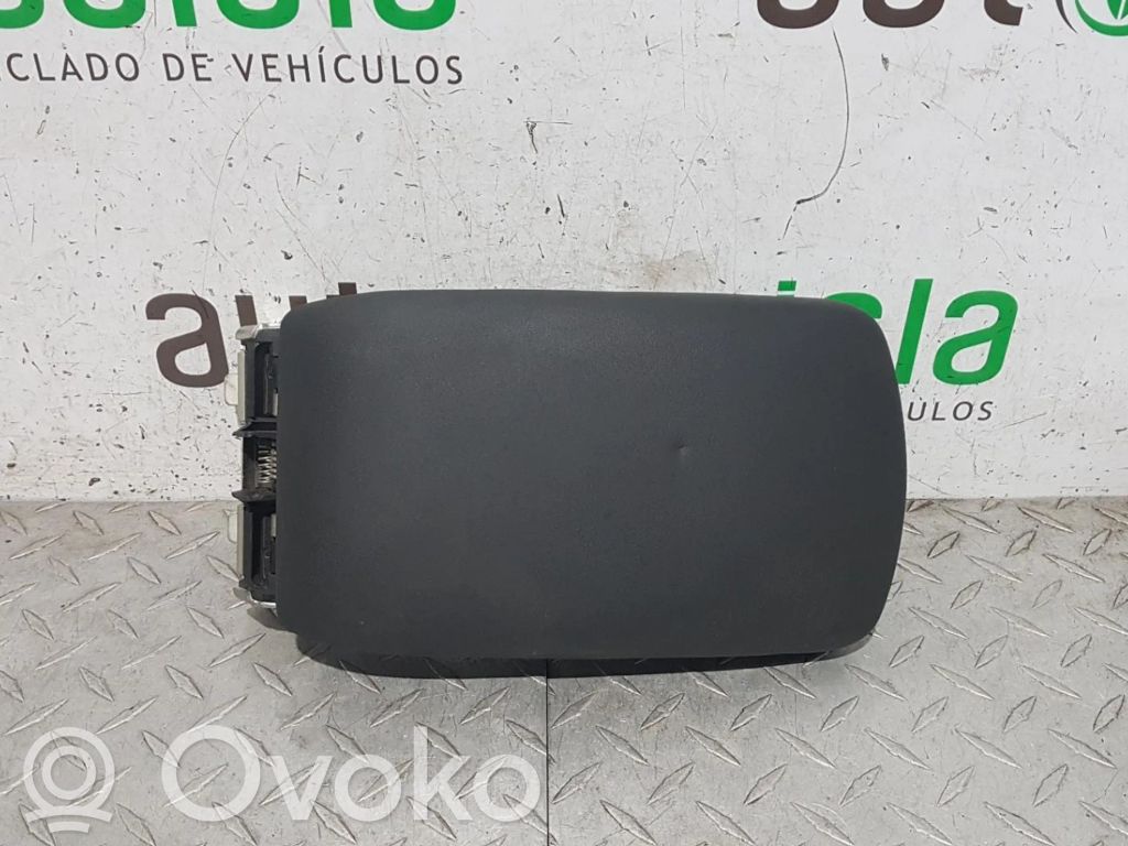 Citroen C4 I Apoyabrazos del asiento trasero 