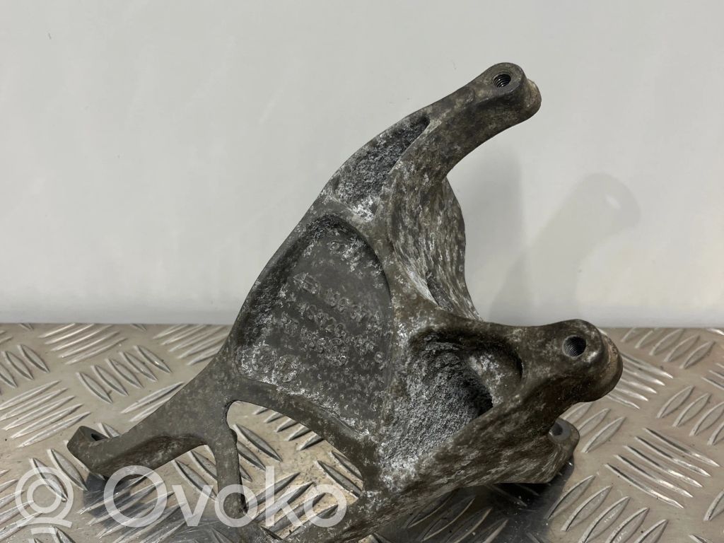 Audi A8 S8 D3 4E Engine mounting bracket 