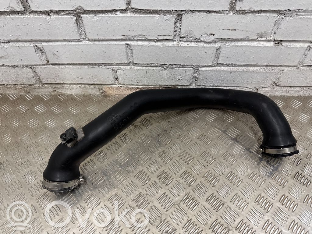 Audi A4 S4 B9 8W Schlauch / Leitung Ladeluftkühler 