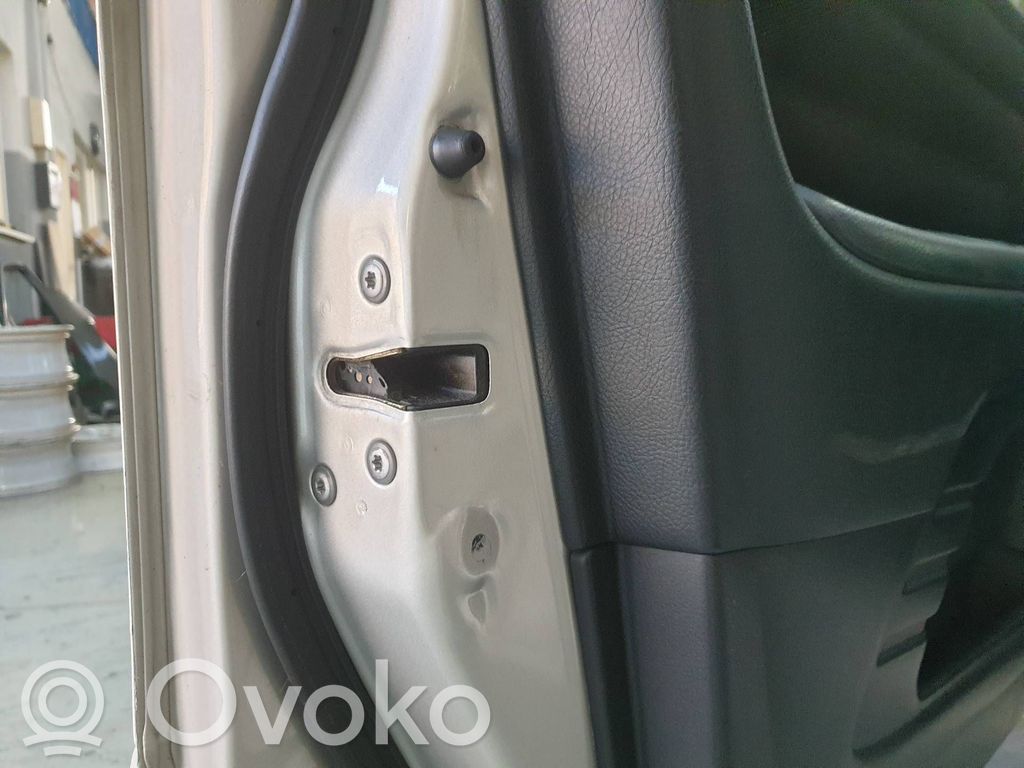 Lexus IS 200-300 Front door lock 