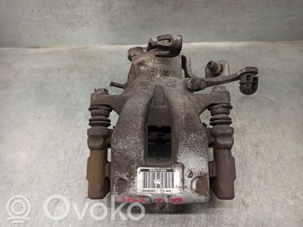 Citroen C4 Aircross Jarrusatulan tyynyn pidike takana 