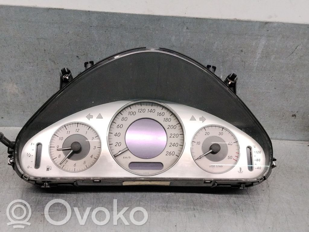 Mercedes-Benz E W211 Geschwindigkeitsmesser Cockpit 