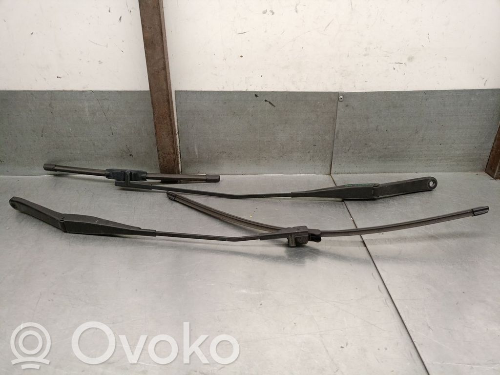 Ford Focus Priekinio stiklo valytuvų kojelė