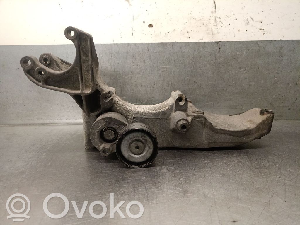 Renault Trafic I Mocowanie alternatora