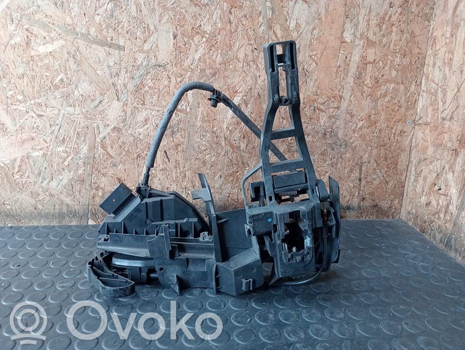 Ford Focus Priekšpusē slēdzene 