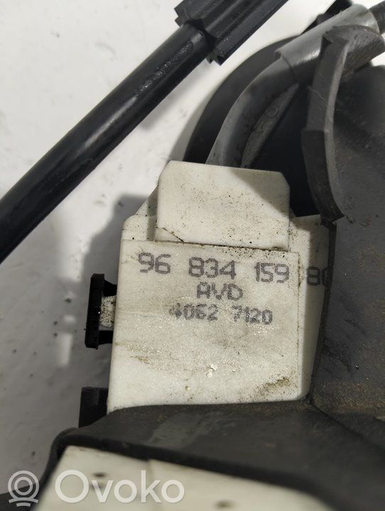 Citroen C4 I Priekšpusē slēdzene 