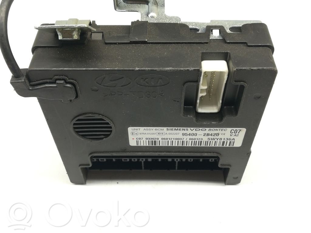Unidad de control/módulo del motor   954002B420