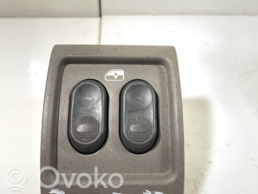 Electric window control switch   0UG381L8AA