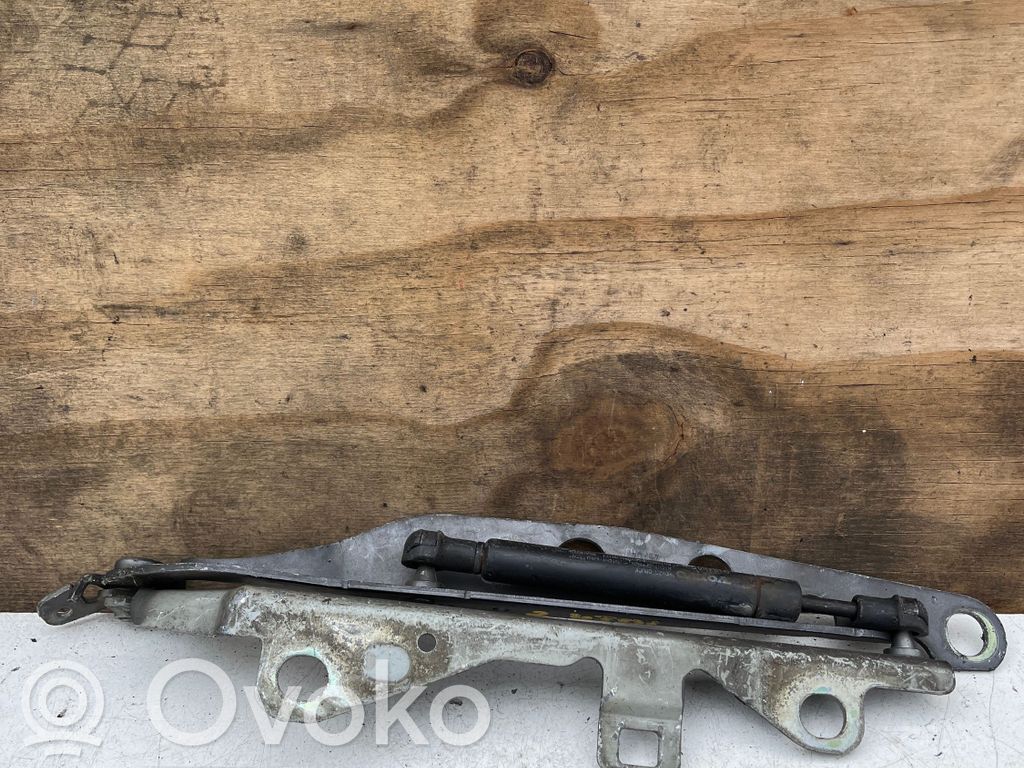 Engine bonnet/hood hinges