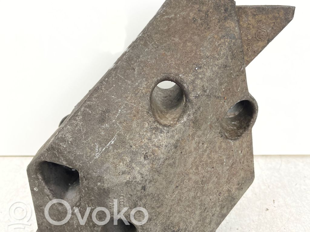 Volkswagen Polo Engine mounting bracket 