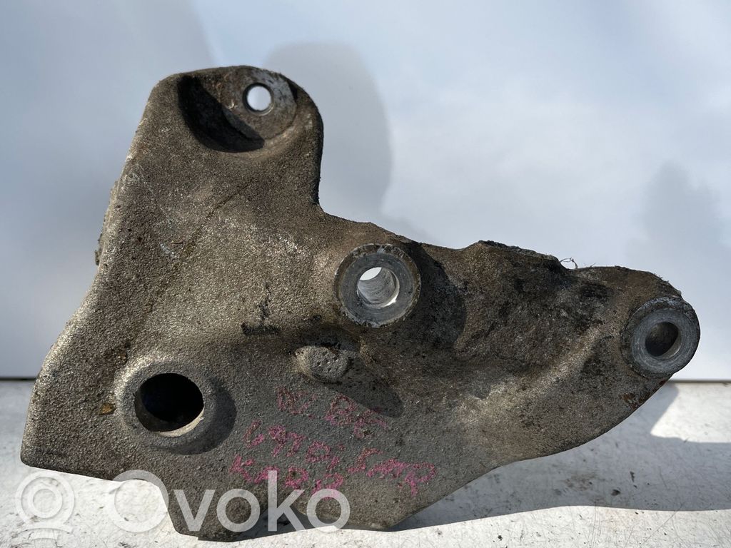 Volkswagen PASSAT B6 Soporte de montaje de la caja de cambios 