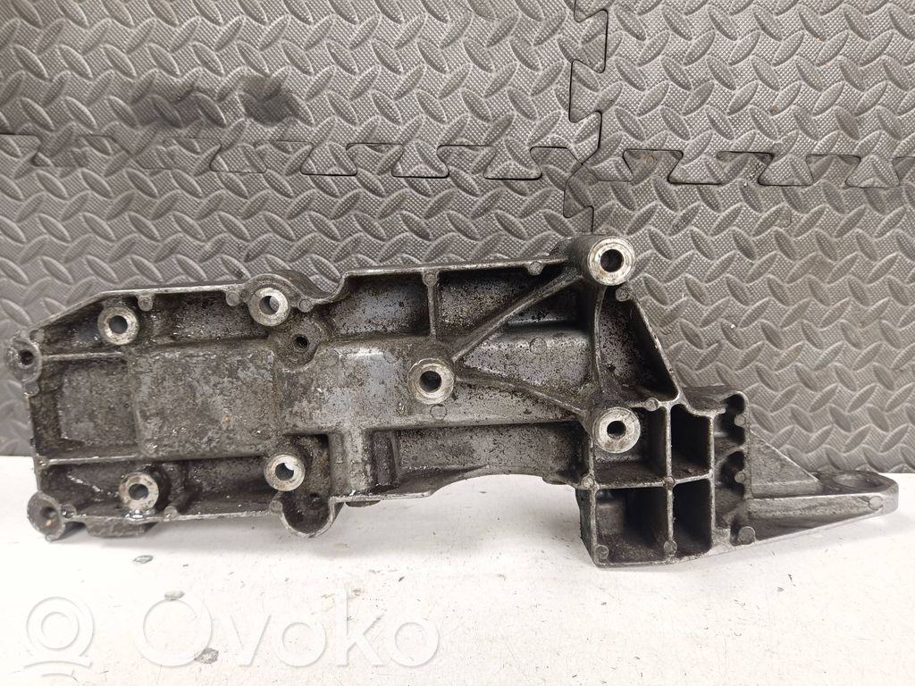 Volvo V70 Engine mounting bracket 