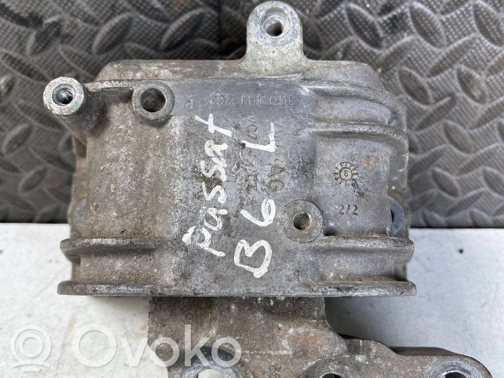 Volkswagen PASSAT B6 Engine mount bracket 