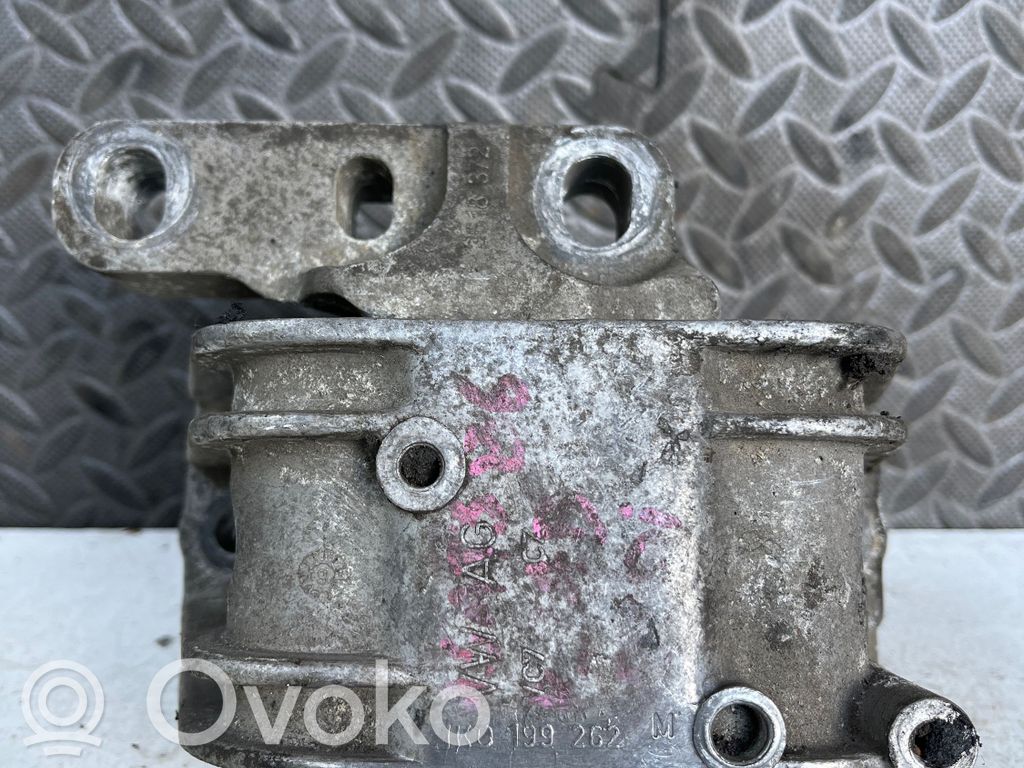 Volkswagen PASSAT B6 Engine mount bracket 