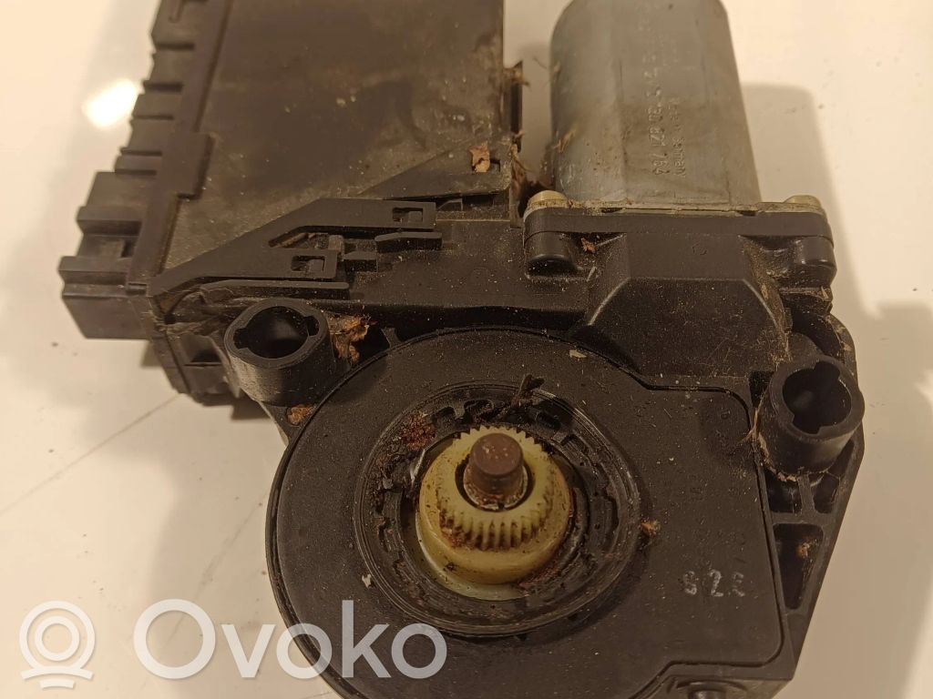 Audi A4 S4 B6 8E 8H Silnik regulatora szyby drzwi przednich 