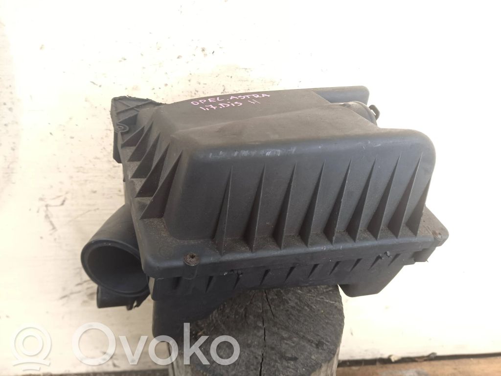 Opel Astra H Air filter box 