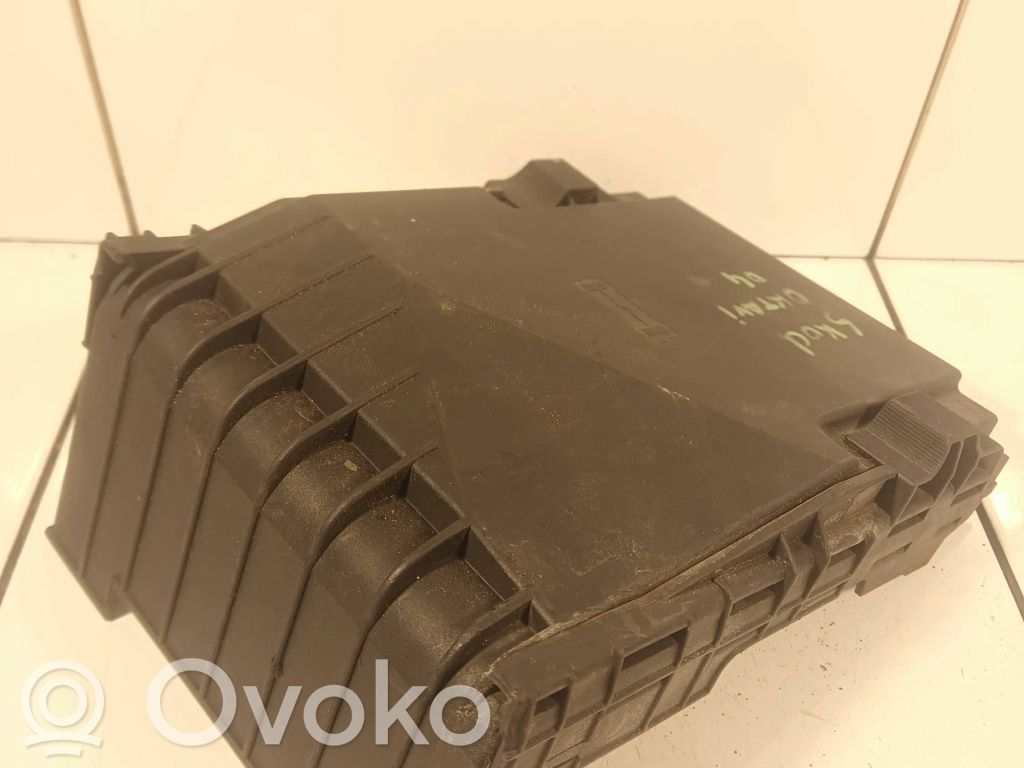 Skoda Octavia Mk2 (1Z) Pokrywa skrzynki bezpieczników 