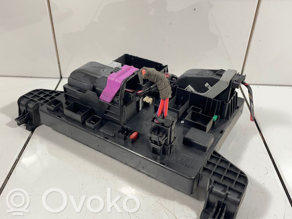 Opel Astra J Ramka / Moduł bezpieczników 