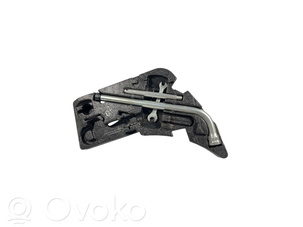 Audi Q7 4L Tool set 